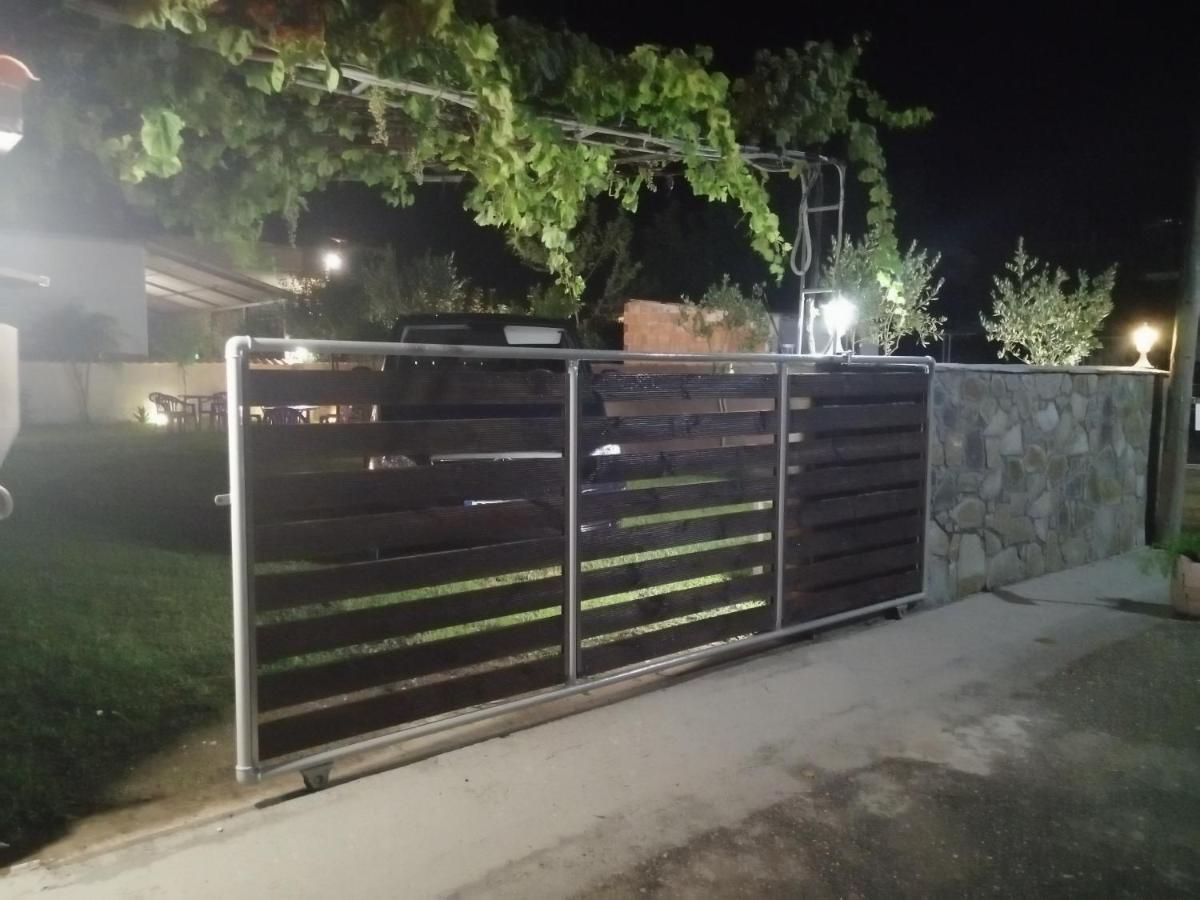 Ο Ακλόνητος Aparthotel Nea Mesagkala Exterior photo